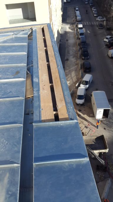 Toiture en zinc avec pose de couvertines en zinc en cours de réalisation à Marseille.