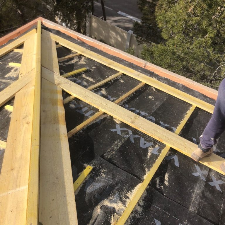 Toiture en cours de rénovation à Marseille avec écran sous-toiture, lattage et contre-lattage visibles.
