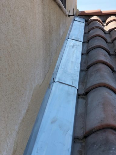 Solin en zinc réalisé sur une toiture à Marseille par RF Toiture.