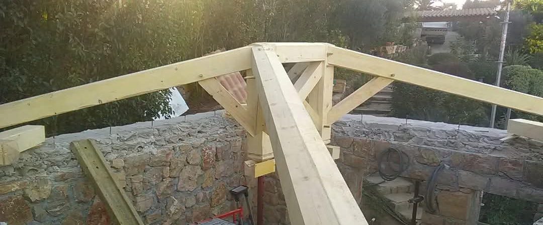Charpente traditionnelle en bois à quatre pans, réalisée par RF Toiture à Marseille.