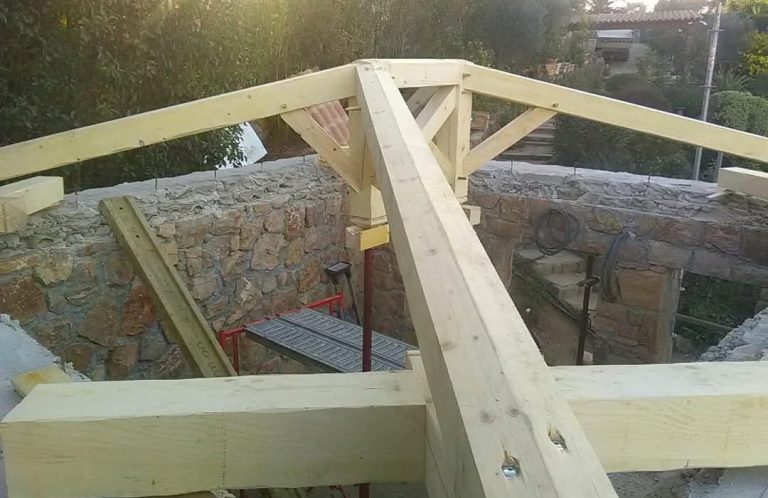 Réalisation d’une charpente traditionnelle en bois à Marseille par RF Toiture, artisan spécialisé dans la construction et la rénovation 
