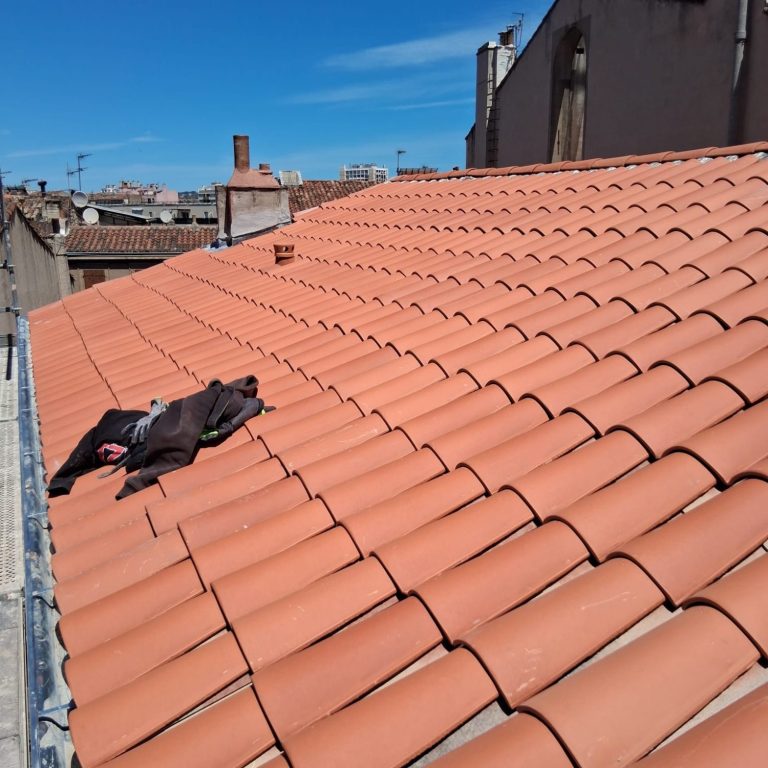 Toiture entièrement rénovée à Marseille avec plaques PST et tuiles collées par-dessus, réalisée par RF Toiture.