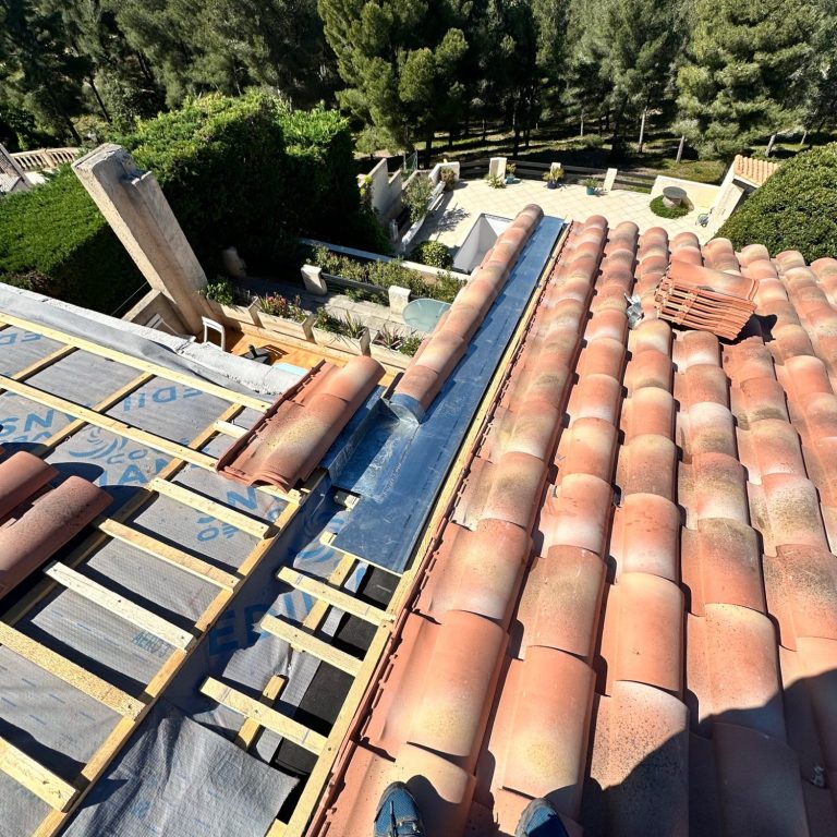 Remplacement de chéneau zinc à Marseille, par RF Toiture. 