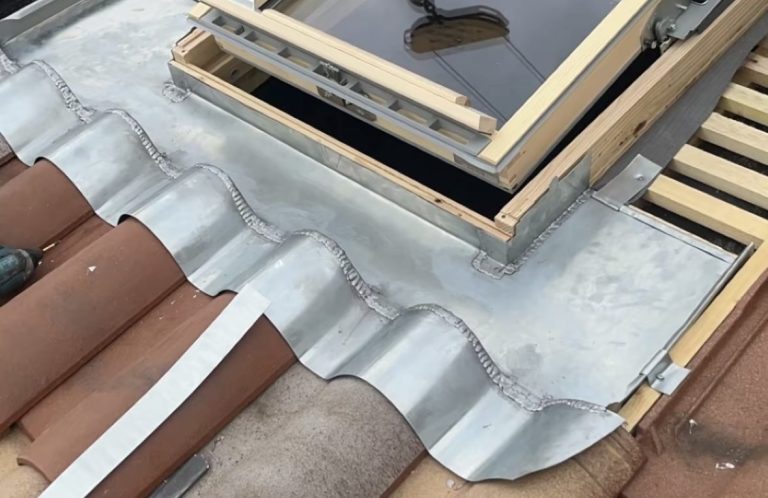 Travaux de zinguerie réalisés par RF Toiture à Marseille : abergement en zinc autour d’une fenêtre de toit Velux pour assurer une étanchéité