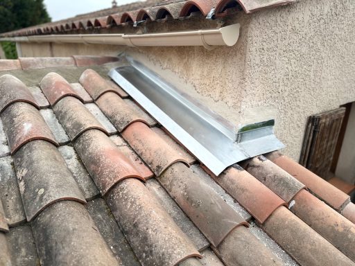 Réalisation de solins en zinc sur une toiture à Marseille par RF Toiture.