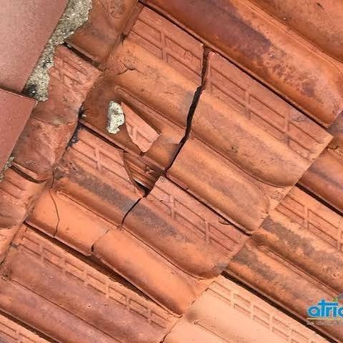 Tuile cassée sur une toiture, réparation par RF Toiture à Marseille. 