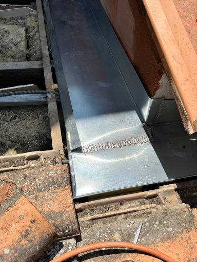 Chéneau en zinc en cours de réalisation sur une toiture à Marseille par RF Toiture.