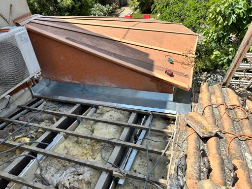 Toiture avec tuiles déposées pour la réalisation d’un chéneau en zinc à Marseille.
