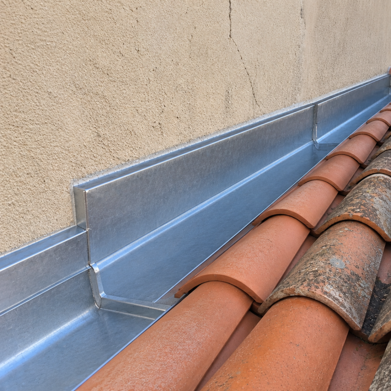 Réfection du solin en zinc à Marseille – Après travaux Toiture après réparation du solin avec une étanchéité en zinc