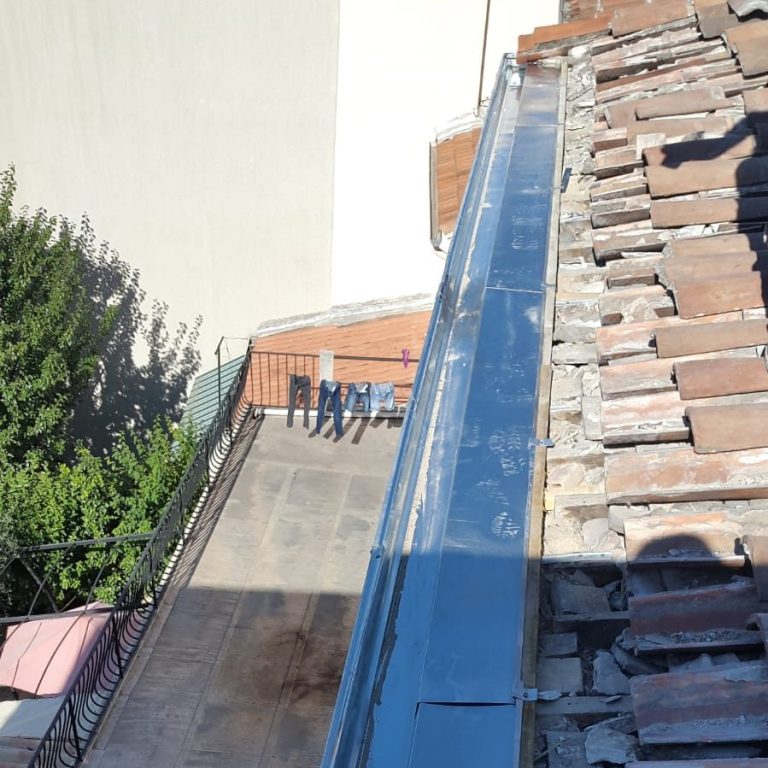 Toiture en cours de rénovation avec réalisation des travaux d’étanchéité à Marseille.