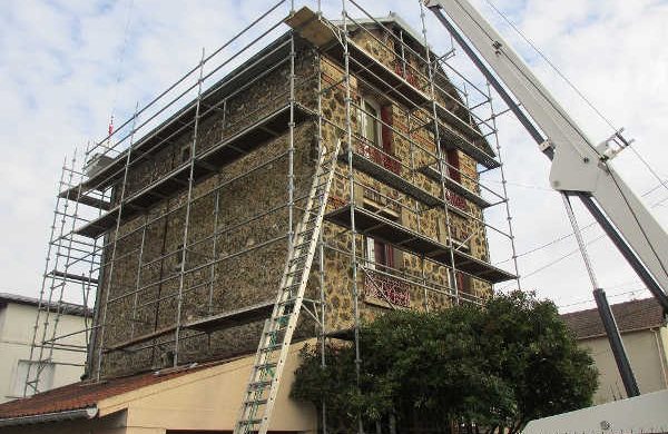 Échafaudage installé devant une maison pour sécuriser les travaux de toiture à Marseille.