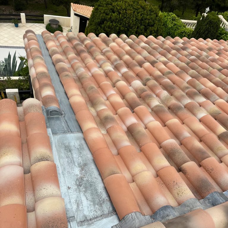 Toiture entièrement rénovée avec travaux d’étanchéité en zinc à Marseille.
