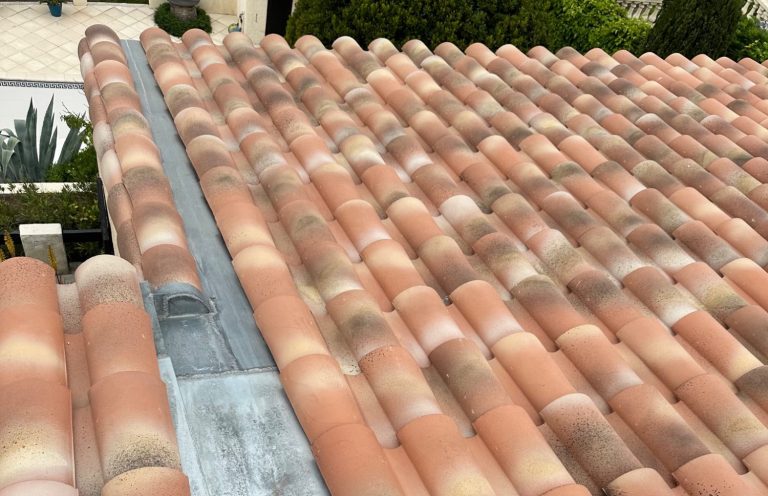 Chéneau réalisé par RF Toiture à Marseille sur une toiture en tuiles mécaniques, pour assurer l’évacuation des eaux pluviales et l’étanchéit