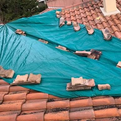 Bâchage d’une toiture en tuiles pour une mise en sécurité provisoire.