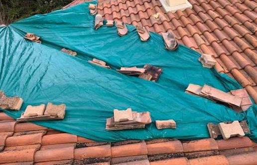 Bâche de protection posée sur une toiture à Marseille par RF Toiture pour sécuriser le toit en attendant les réparations.