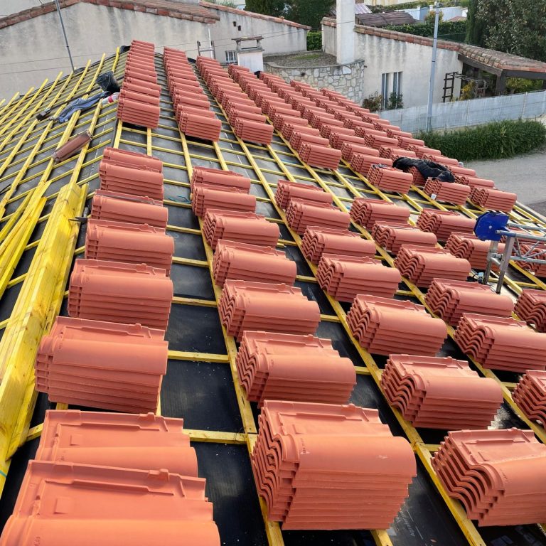 Artisan couvreur RF Toiture préparant la pose de tuiles sur une toiture en rénovation à Marseille.
